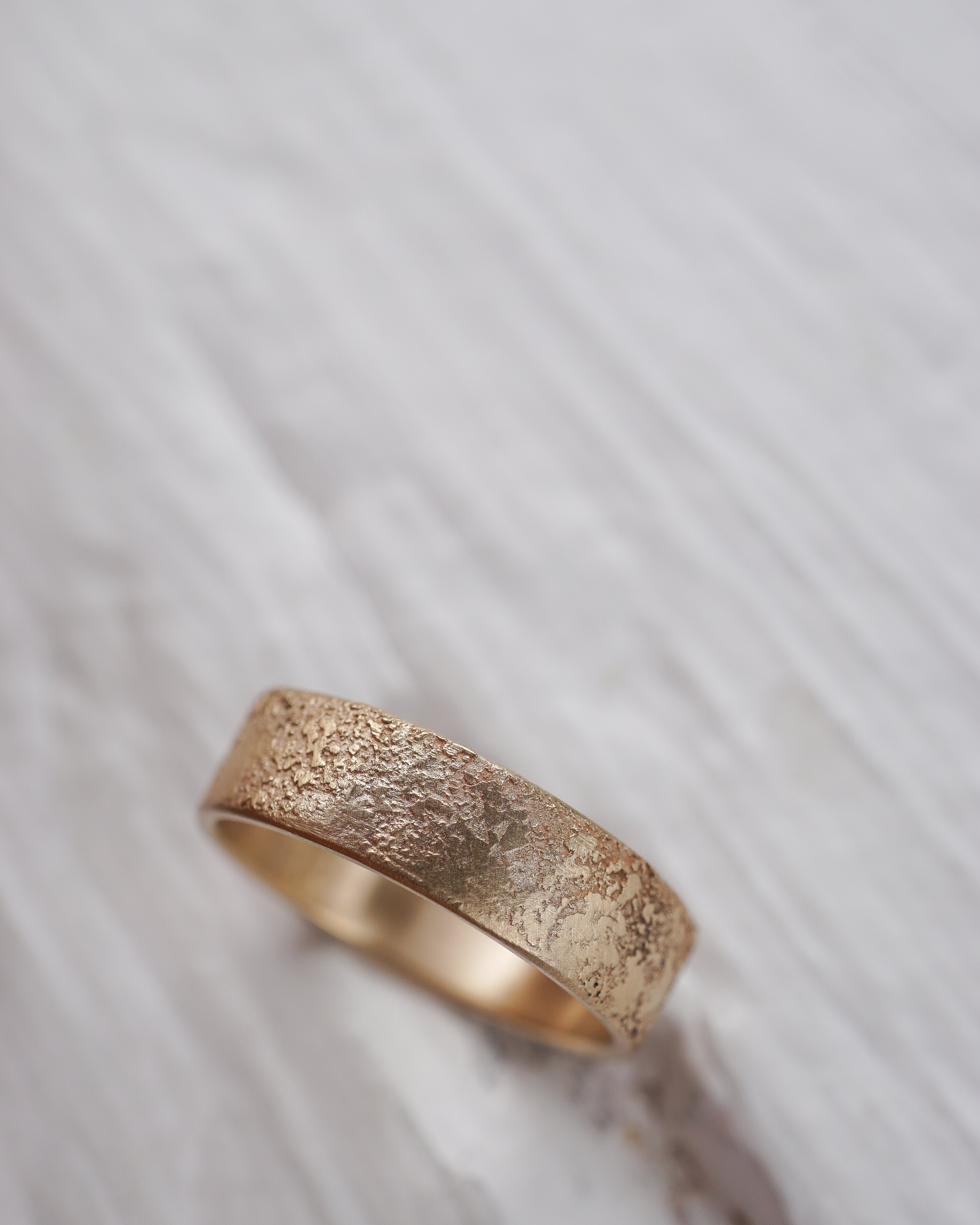 Close up of the mens Arena wedding band in yellow gold 7