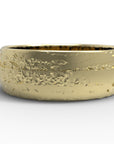 Close up of the mens Woodgrain wedding band in yellow gold